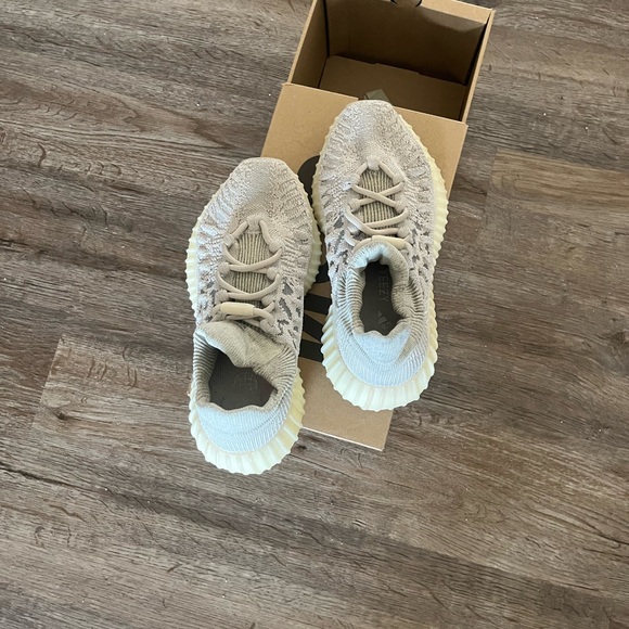 Yeezy 350 V2 - Picture 2 of 6